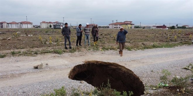 Afyonkarahisar'da endişe uyandıran göçük ve yarıklar