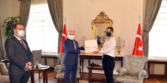 Bir günde 444 aşı yapan Dilan hemşireye başarı belgesi