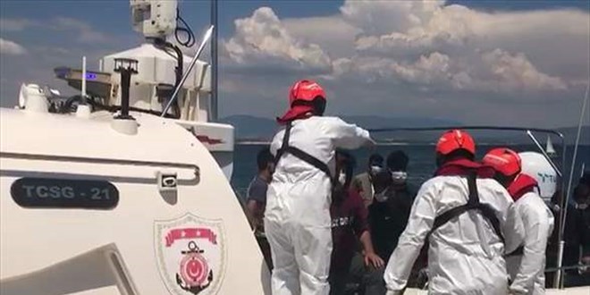 Ege Denizi'nde Türk kara sularına itilen 100 sığınmacı kurtarıldı