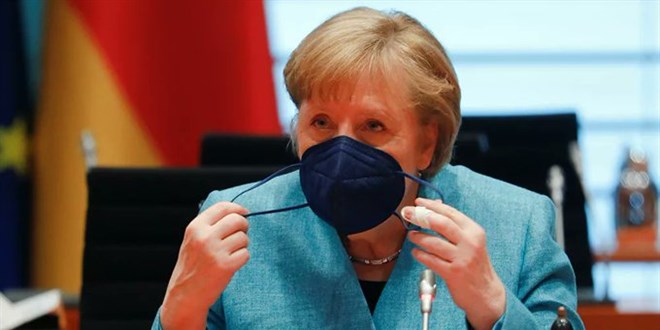 Angela Merkel, iki ayrı koronavirüs aşısı oldu