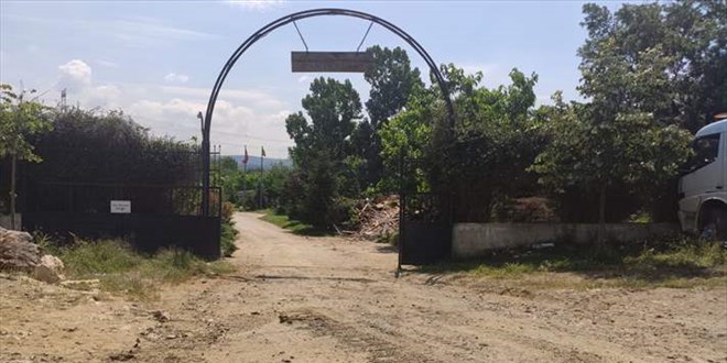 Lütfi Türkkan'ın TOKİ arazisine kurulu kaçak çiftliği yıkıldı
