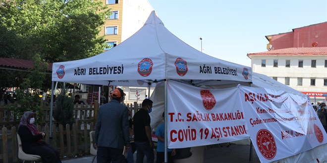 Sağlıkçılar vaka sayılarını düşürmek için aşı seferberliğinde