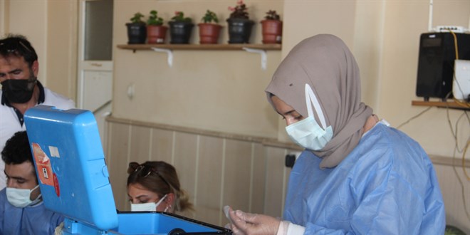 Sağlık çalışanları aşıyı en ücra köylere kadar ulaştırıyor