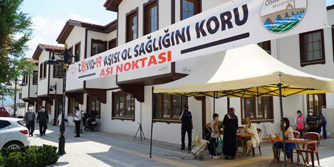 Bu ilçede parkta randevusuz koronavirüs aşısı yapılıyor