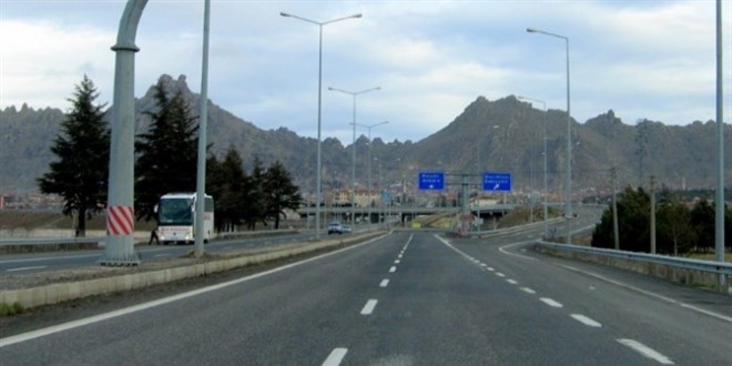 Ankara evre Yolu'nda otomobil TIR'a arkadan arpt: 3 l, 1 yaral