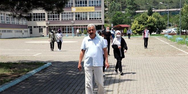 55 yaşındaki bekçi ve 50 yaşındaki elektrikçi YKS'ye girdi