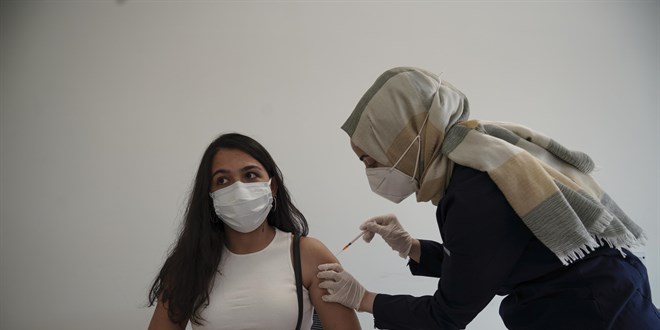 YKS'den çıkan öğrenciler aşıya koştu