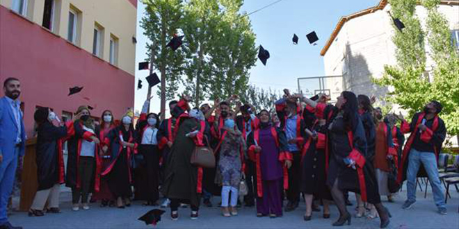 80 kişi 'okumanın yaşı yoktur' diyerek lise eğitimini tamamladı