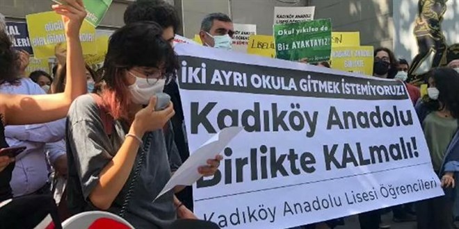 Lise öğrencilerinden 'iki ayrı okula gitmek istemiyoruz' eylemi