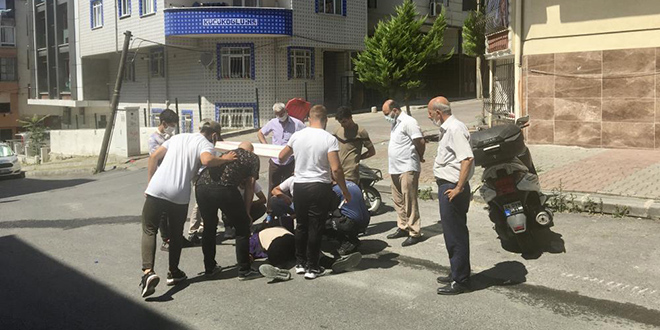 Yaralı kuryeyi güneşten korumak için çuvalla gölge yaptılar
