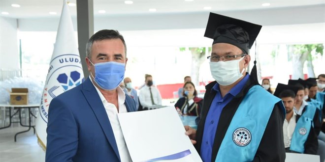 Emekli astsubay, üniversiteyi bölüm birincisi olarak bitirdi