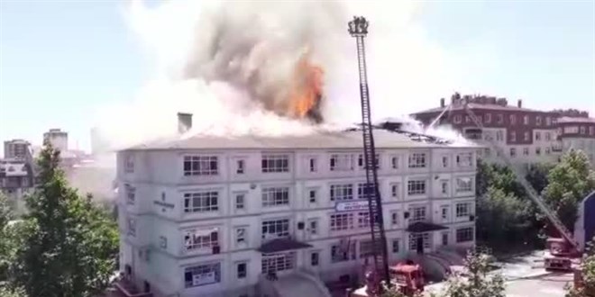 Bağcılarda okul çatısında çıkan yangın söndürüldü