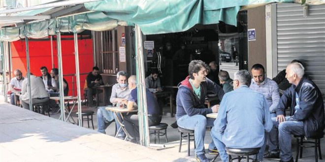 Kahvehanelere yeni standart: 5 gazete ve kitaplık