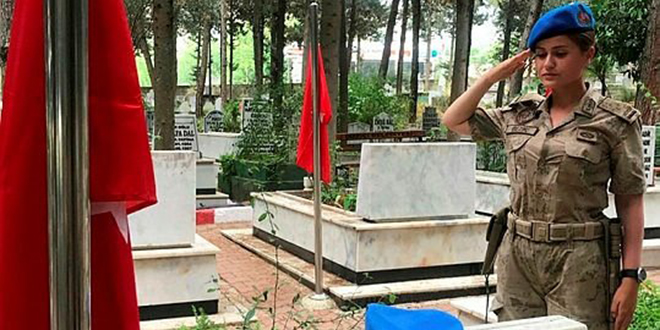 Mavi bereli oldu şehit babasına koştu