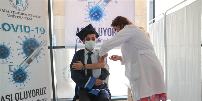 Tıp fakültesi öğrencilerinden aşı kampanyalı mezuniyet töreni