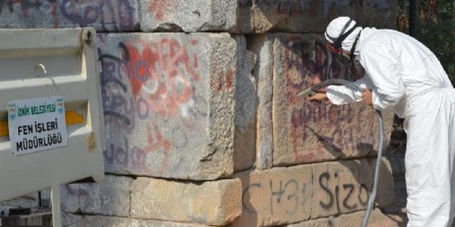 Tarihi surlardaki yazılar 'kumlama' yöntemiyle siliniyor