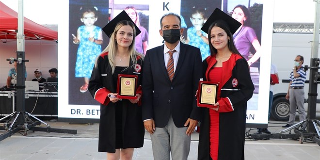 Tek yumurta ikizi Betül ve Aytül tıp fakültesini birincilikle bitirdi