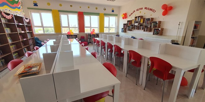 Öğretmenler kampanyayla okullarına kütüphane kazandırdı