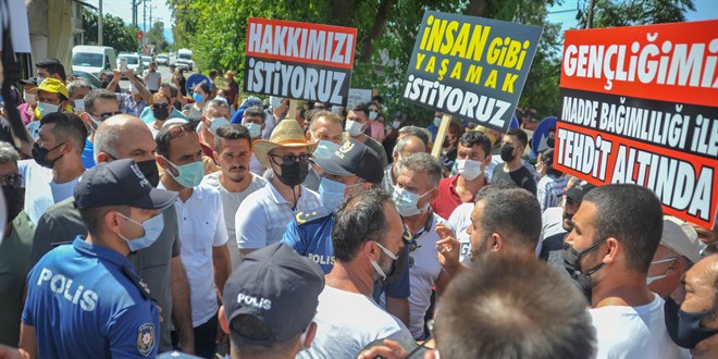 İmar planları iptal edilen mahalleli yolu ulaşıma kapattı