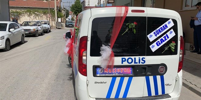 Bekçi, gelin almaya süslenen devriye aracı ile gitti