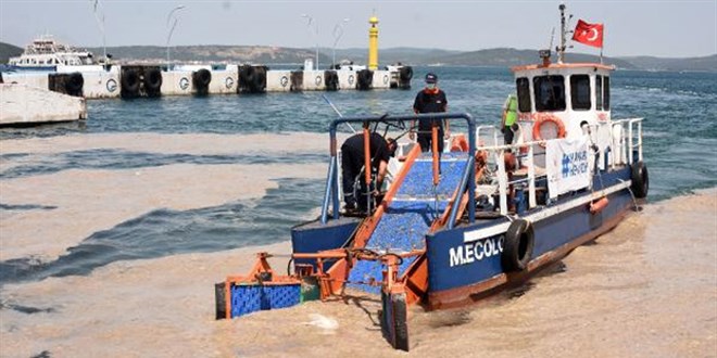 Çanakkale'de müsilaj deniz süpürgesiyle temizleniyor