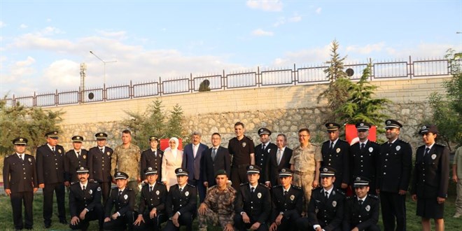 Van'da terfi eden emniyet personellerine rütbeleri takıldı