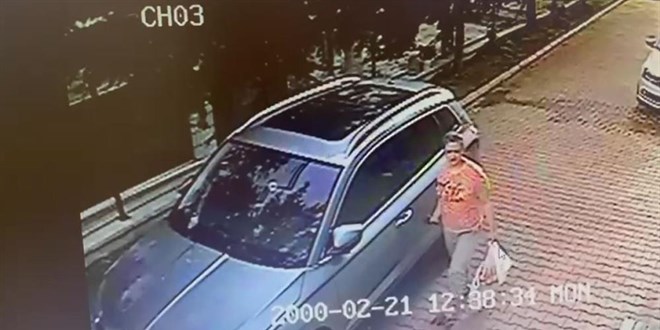 Komşusunun sıfır otomobilini çizerken güvenlik kamerasına yakalandı