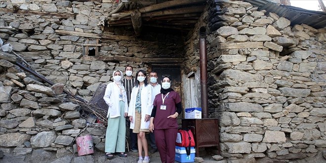'Kovid-19 savaşçıları' köy köy gezerek vatandaşları aşılıyor