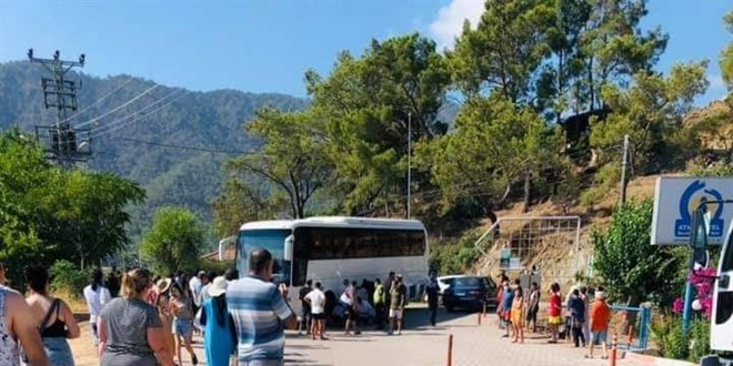 Otobüsün çarptığı görevli astsubay yaralandı