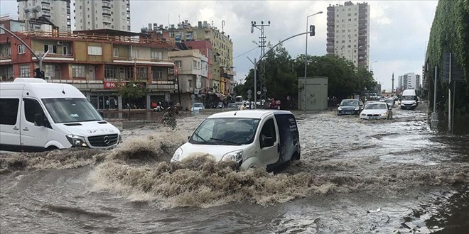 Adana'da şiddetli yağış hayatı olumsuz etkiledi