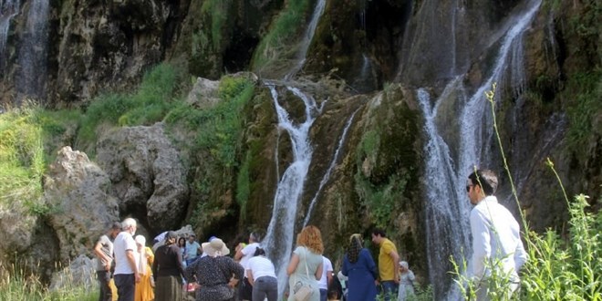 Serinlemek isteyen Girlevik Şelalesi'nin yolunu tutuyor