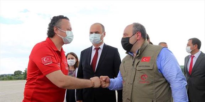 Bakan Varank, Sınır Kapısı'nda ana vatana gelen gurbetçileri karşıladı