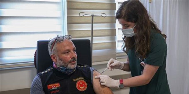 VLP temelli yerli Kovid-19 aşısı gönüllülere uygulanmaya başlandı