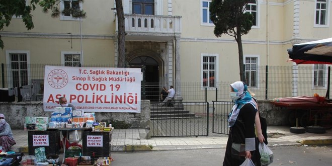 Sinop'ta pazara gelenler için randevusuz aşı merkezi kuruldu