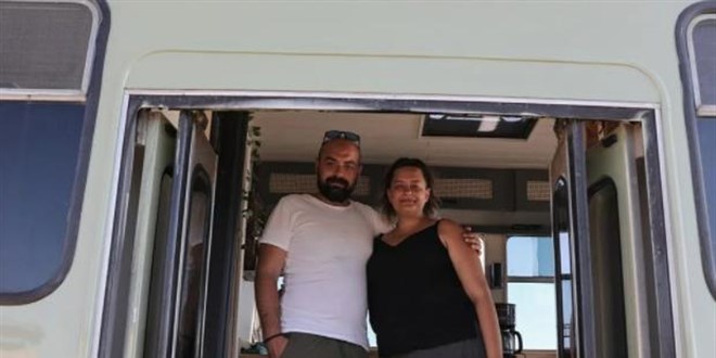 İş seyahatlerinden sıkılınca otobüsü eve çevirdi
