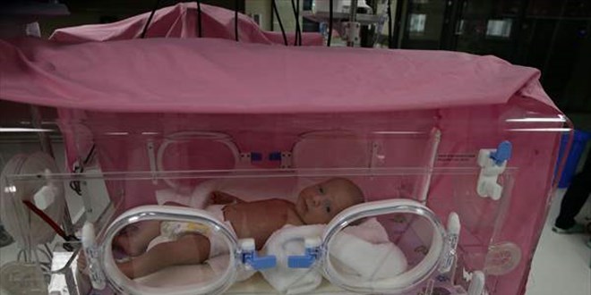 3 hafta önce doğan 'Dünya' bebek, ailesini bekliyor