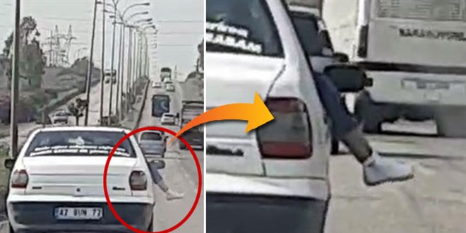 Hareket halindeki otomobilin camından ayağını sarkıttı