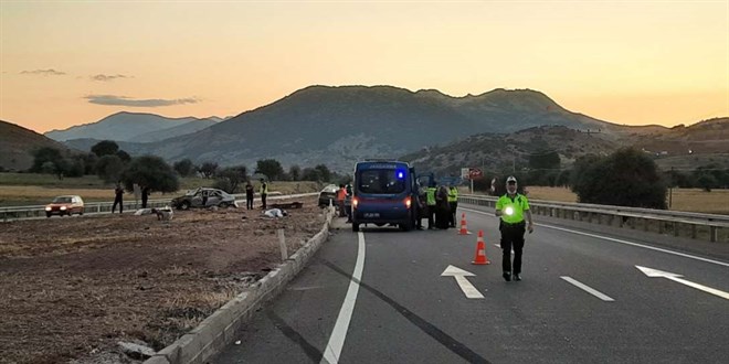 Kazada camdan fırlayan 3 kişi öldü, 1 kişi de yaralandı
