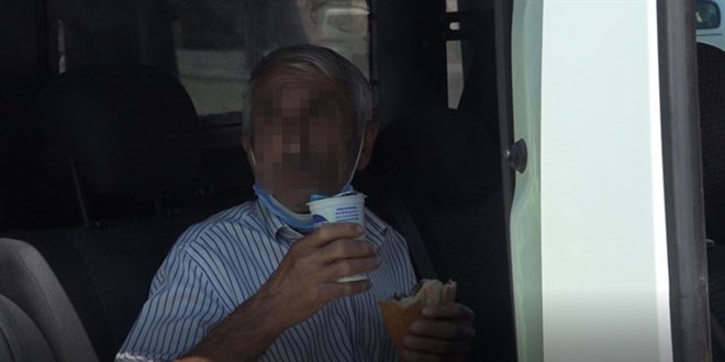 Tacizden gözaltına alındı, elindeki döner ayranı bırakmadı