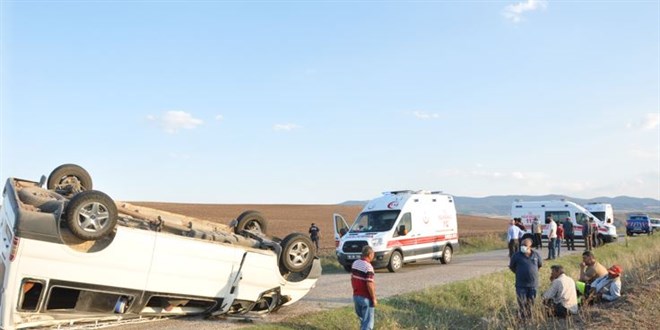 Yozgat'ta tarım işçilerini taşıyan minibüs devrildi: 11 yaralı