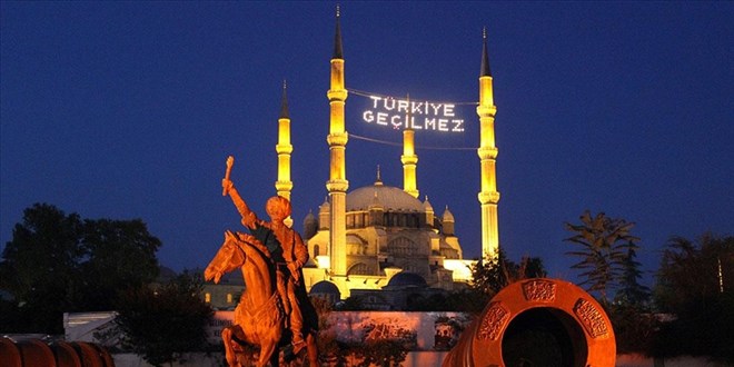 Selimiye Camisi'ne 'Türkiye Geçilmez' yazılı mahya asıldı
