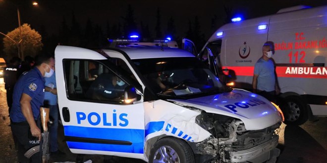 Adana'da polis aracıyla hafif ticari araç çarpıştı: 2'si polis 5 yaralı