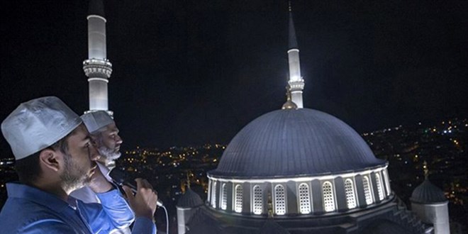 Saat 00.13'te tüm camilerden sela okundu