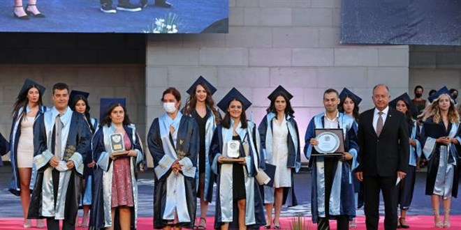 İzmir'de doğuştan görme engelli genç kız, üniversiteyi dereceyle bitirdi