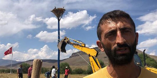 Turistin sözlerine üzülüp, köyüne orman kurdu