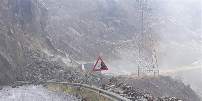 Erzurum-Artvin karayolu ulaşıma kapandı