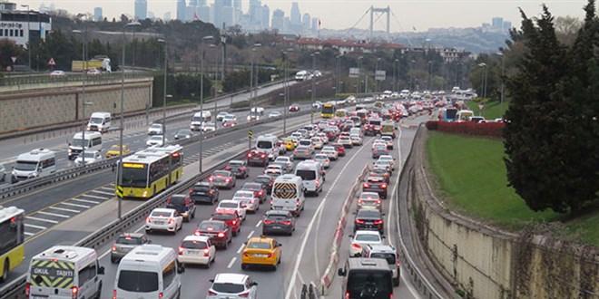 Tatil göçü başladı; sürücülere 'yol hipnozu' uyarısı