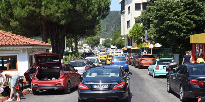 Tatilci yoğunluğu nedeniyle belde araç girişine kapatıldı