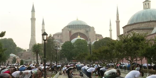 Ayasofya-i Kebir Cami-i erifi'nde ikinci kez Kurban Bayram namaz eda edildi