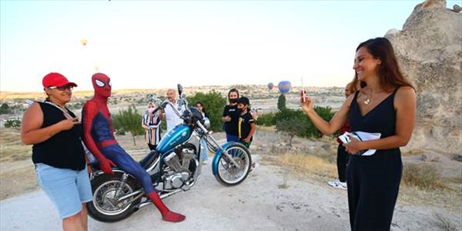 Kapadokya'yı gezen 'Örümcek Adam' turistlerin ilgi odağı oldu